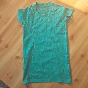 Lululemon size 8 swiftly